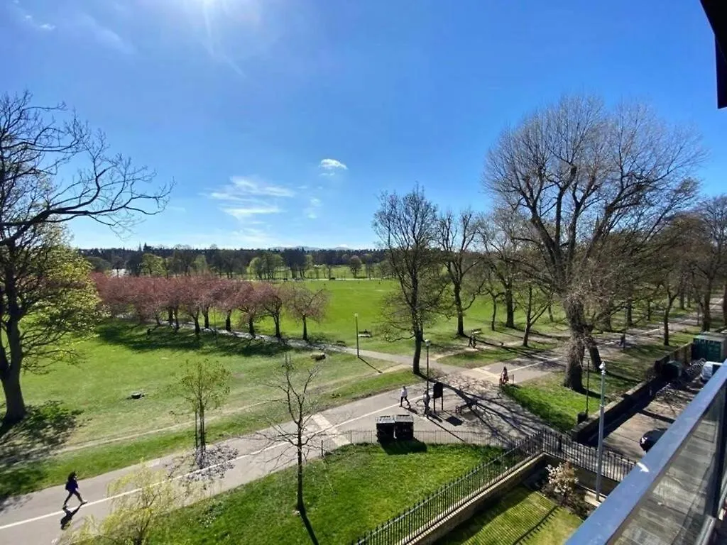 Stylish 2Br In Quartermile Balcony & Garden View Lägenhet Edinburg Storbritannien